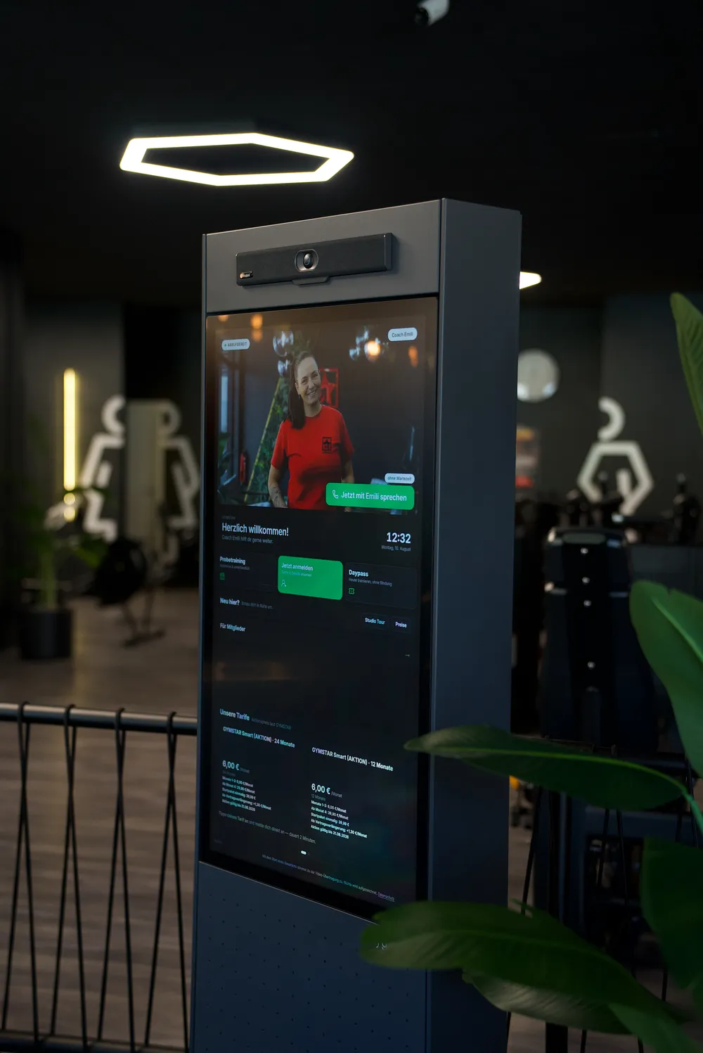 Gymmy Terminal im Studio bei GYMSTAR Daaden: Kamera oben, Bildschirm im Mittelpunkt